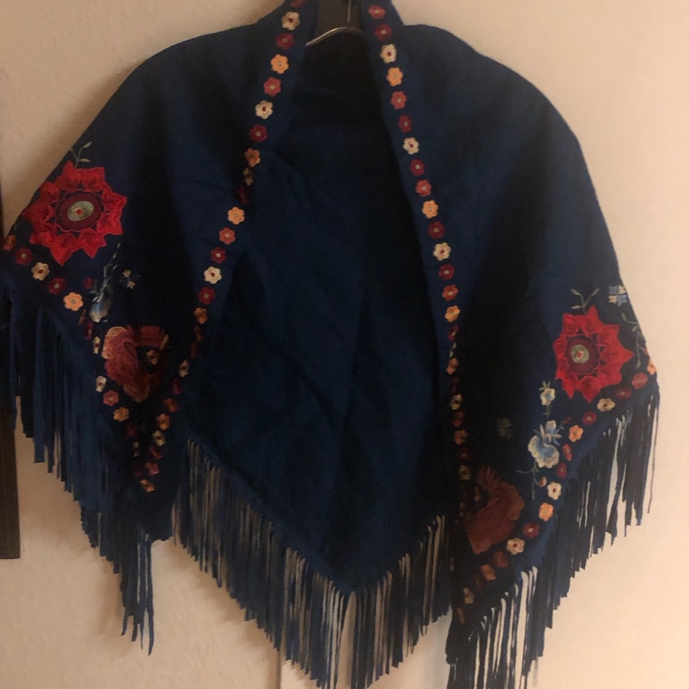 ๐ฒ๐ฝMexican Style Embroidered Floral Fringe Shawl- $40 or $35 w/offer